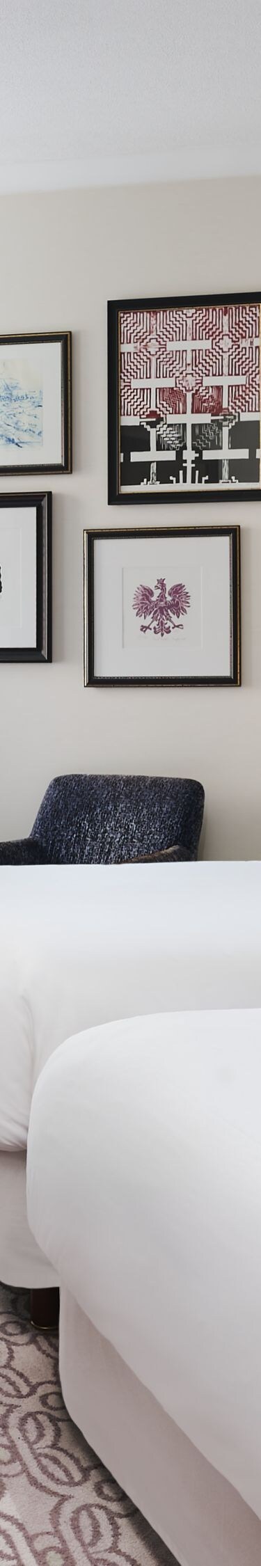 Deluxe Room with twin beds and seating area