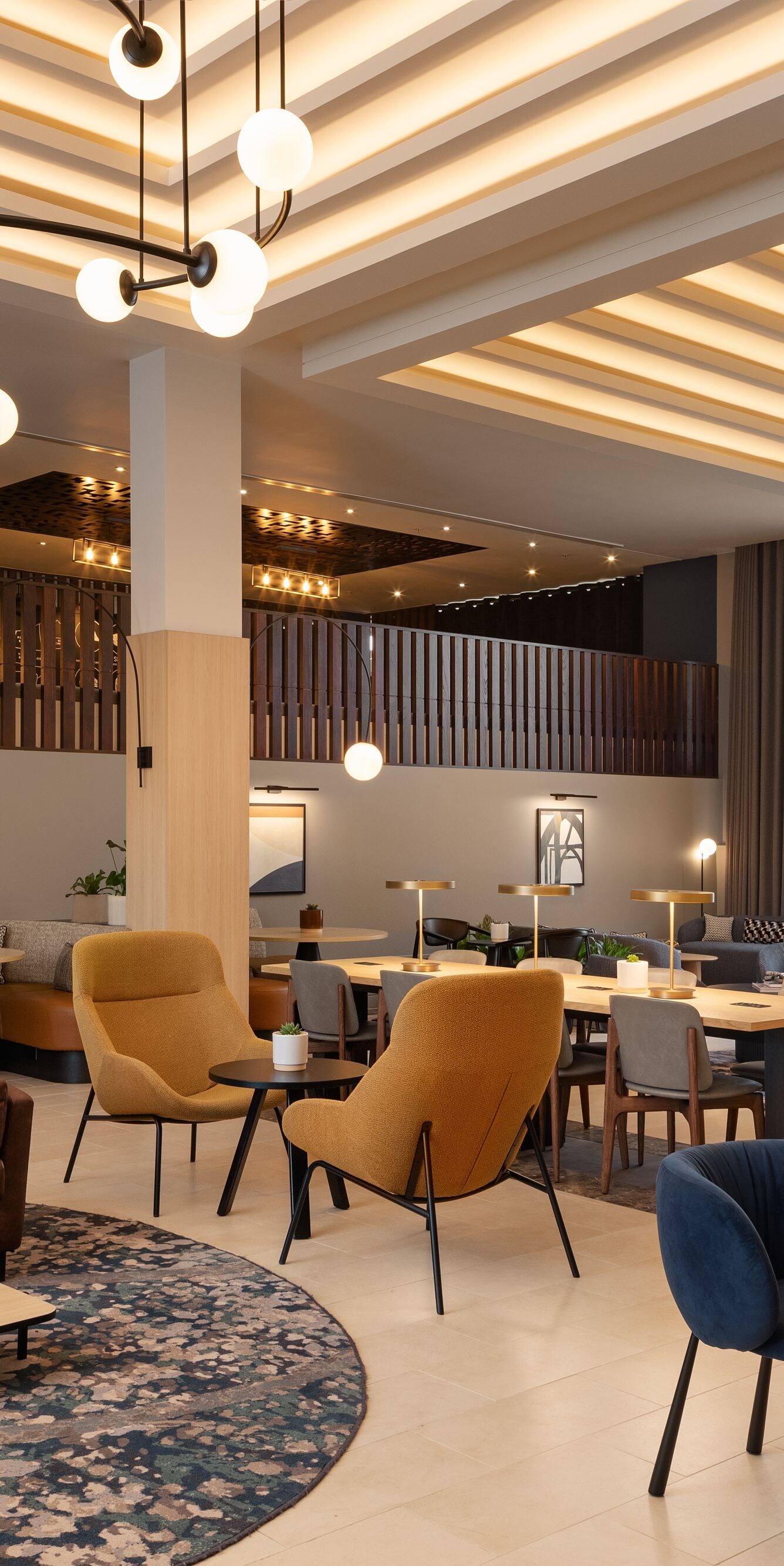 Lobby Lounge mit Ledersofa und Pendelleuchten