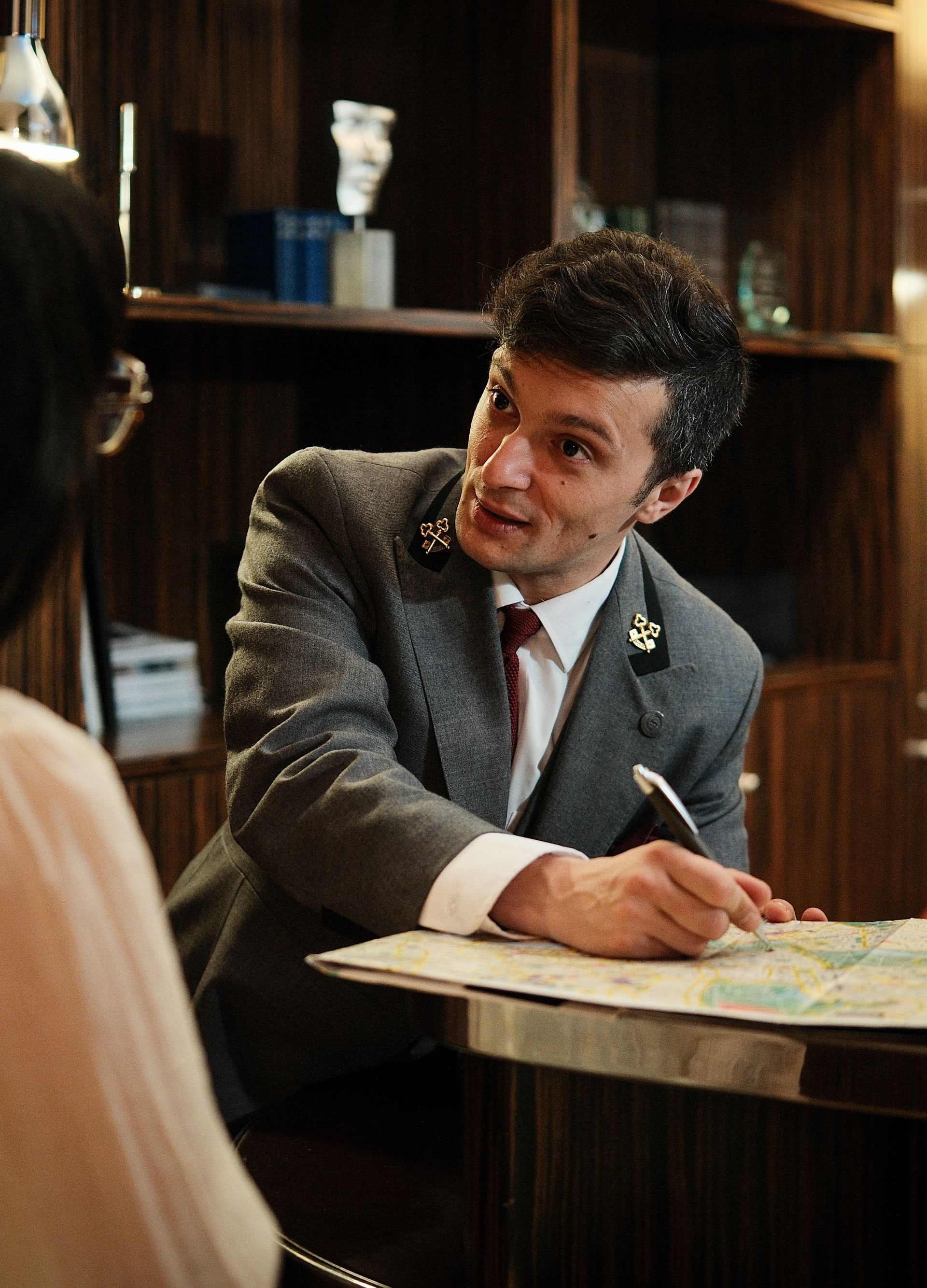 Der Concierge zeigt einem Gast eine Karte.