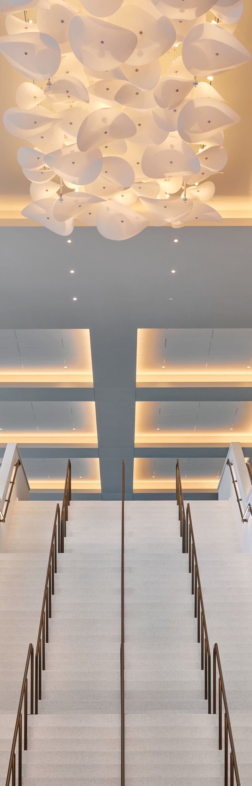 Große Treppe mit Rolltreppen und Kronleuchter