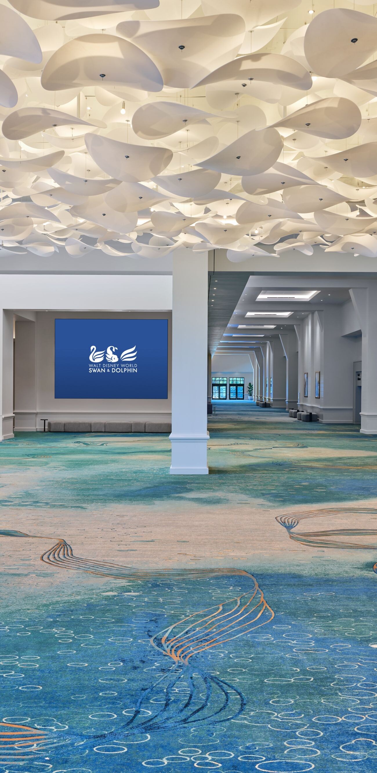 Espacio de recepción antes de los eventos de Peninsula con escultura en el techo