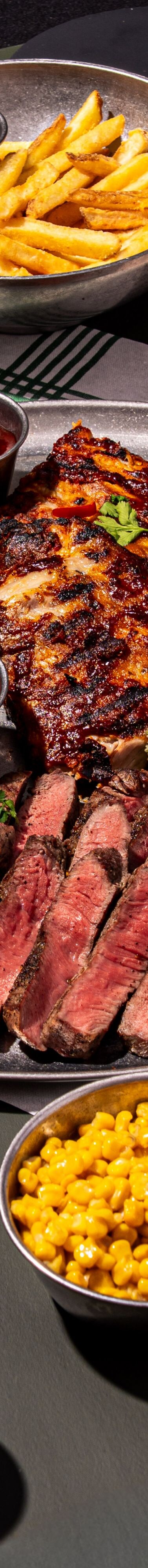 Große Platte mit verschiedenen gegrillten Fleischsorten