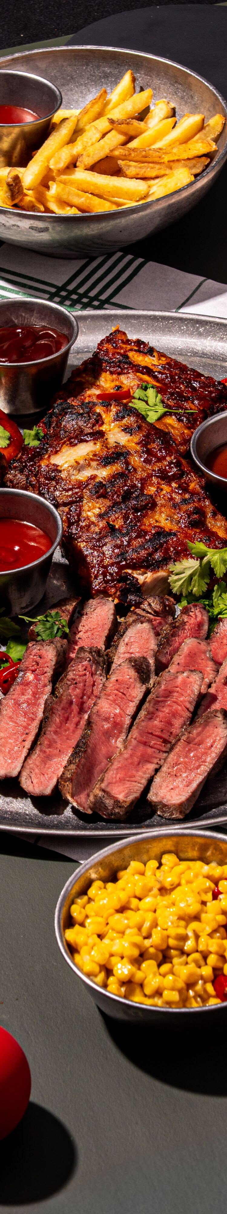 Große Platte mit verschiedenen gegrillten Fleischsorten