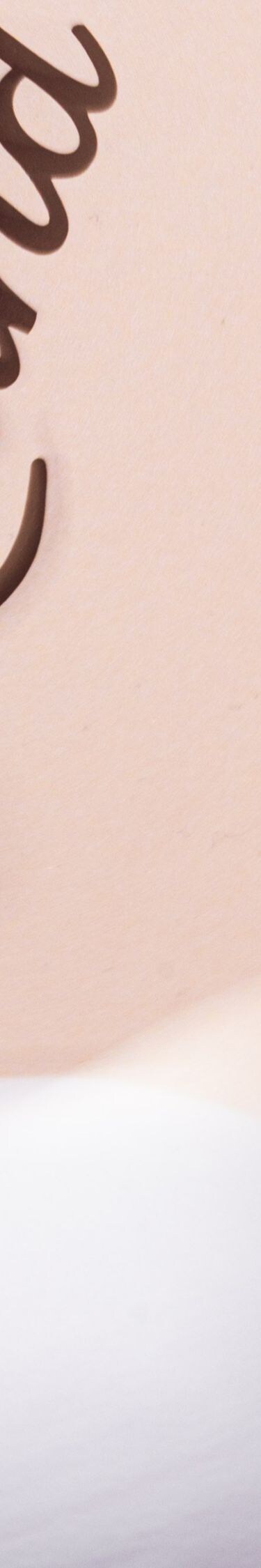Gedruckte Speisekarte und Baseball auf dem Tisch