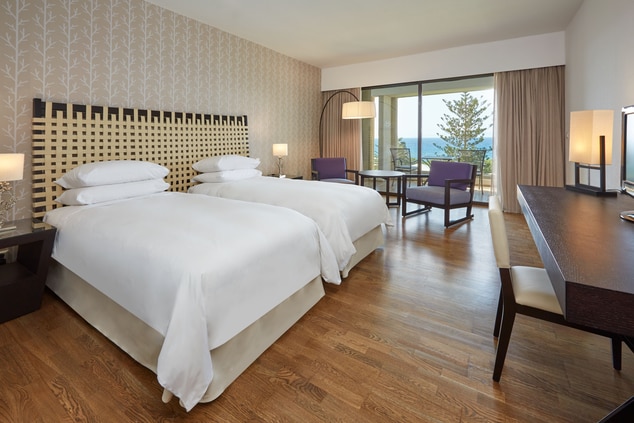 Twin beds in a deluxe room