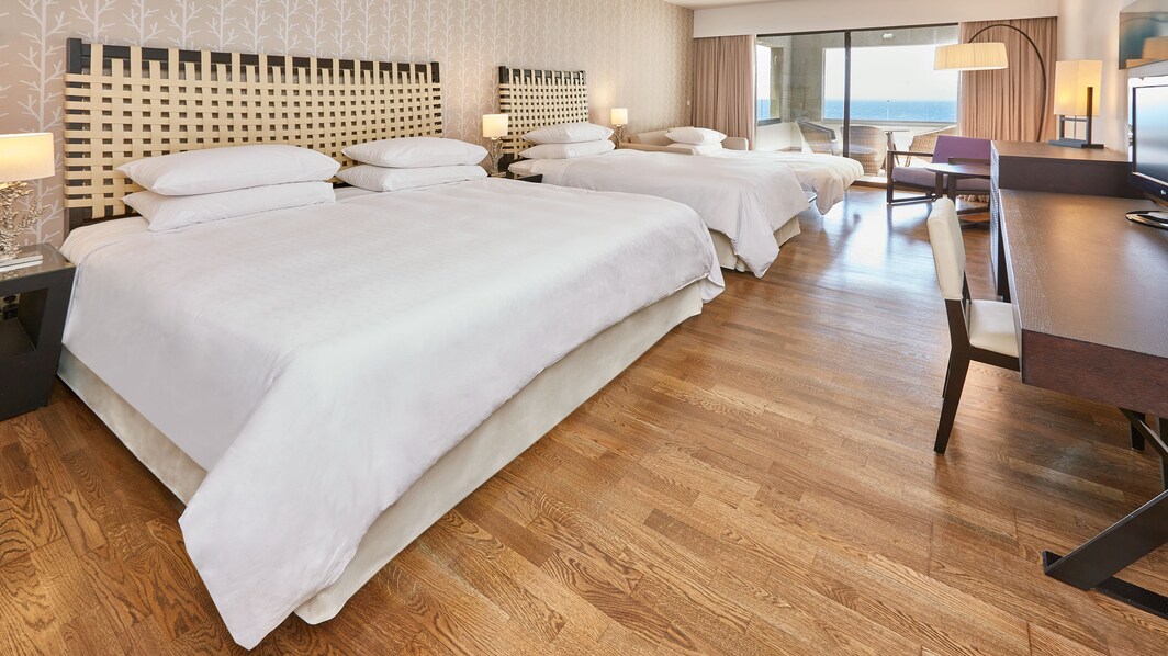 Imagen panorámica de una habitación Family con vista al mar y sofá cama