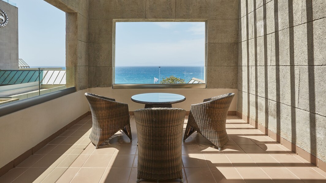 Foto de una habitación Family con vista al mar y balcón con sillas