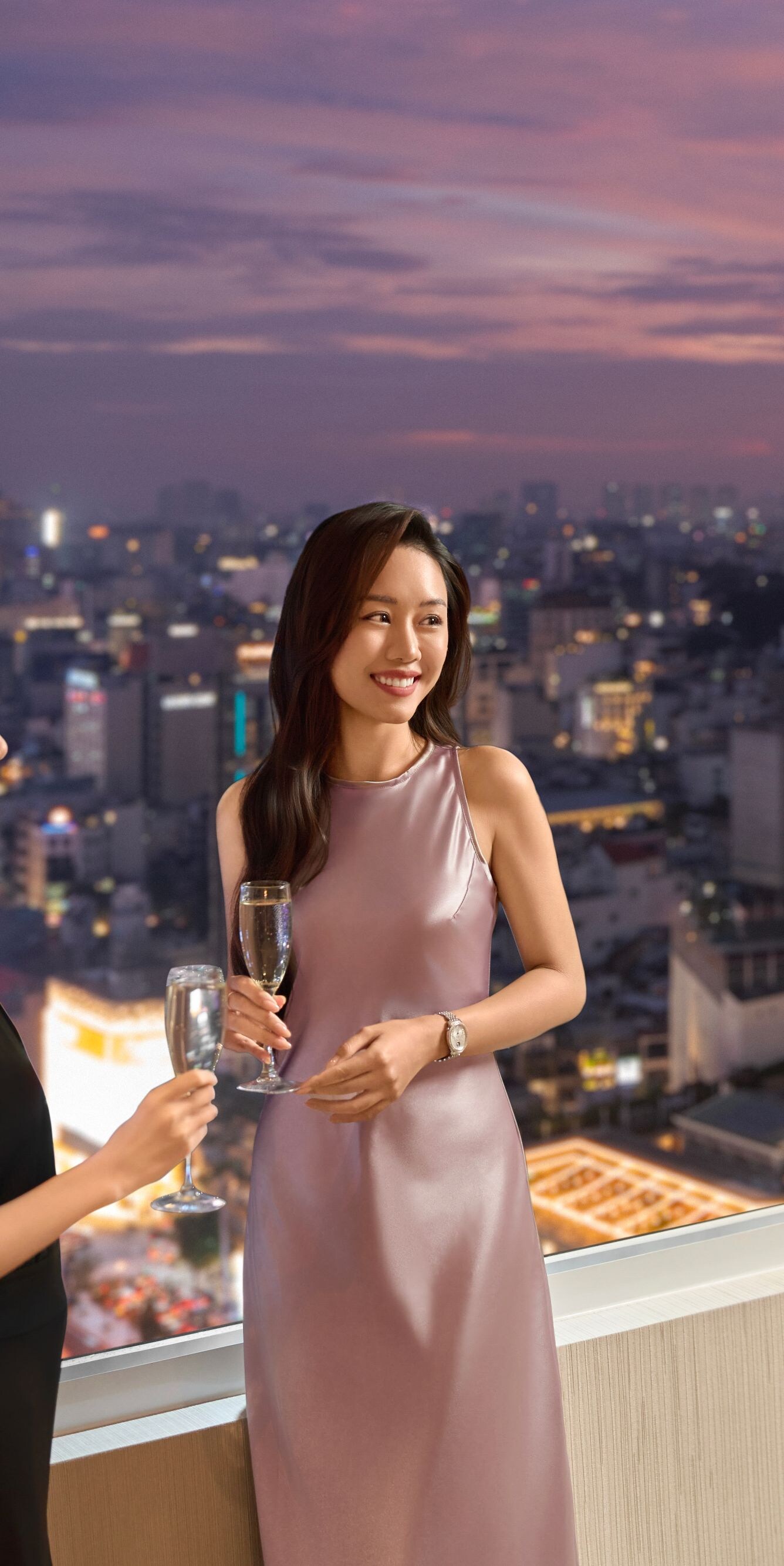 khách thưởng thức tiệc cocktail tối