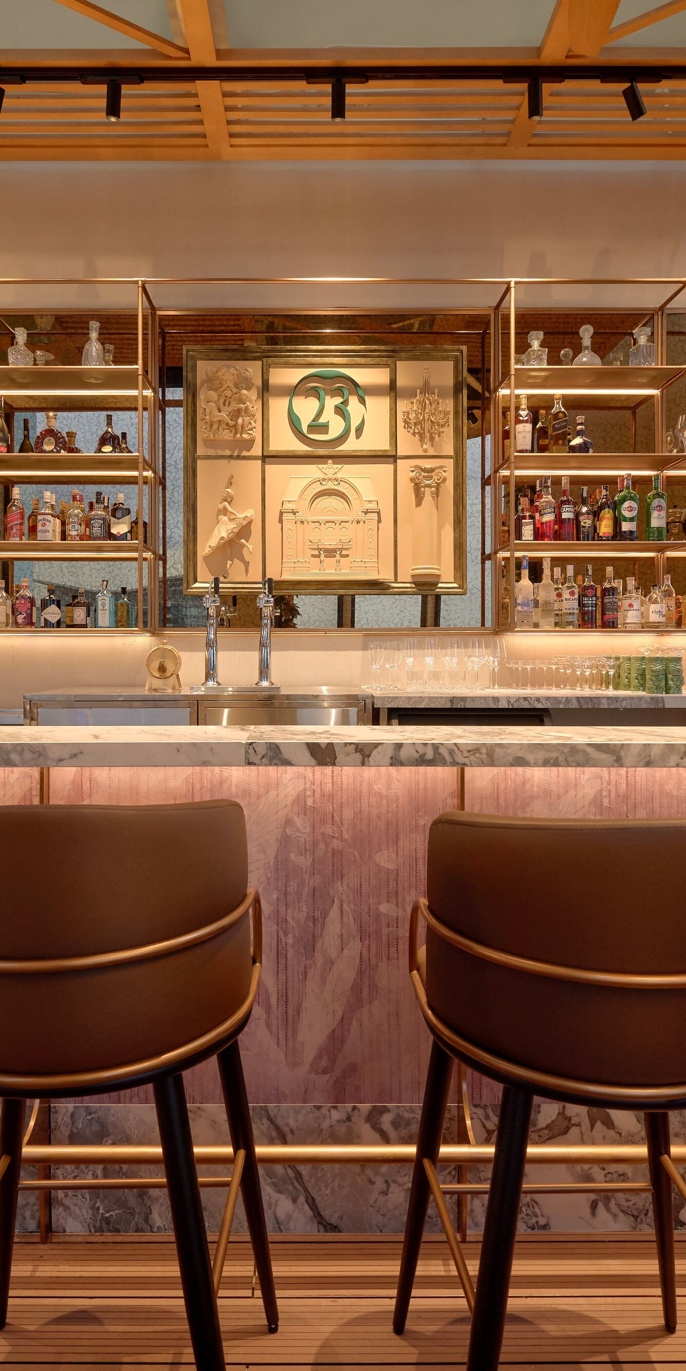 Quán bar sang trọng trên tầng thượng với ghế quầy bar đá cẩm thạch
