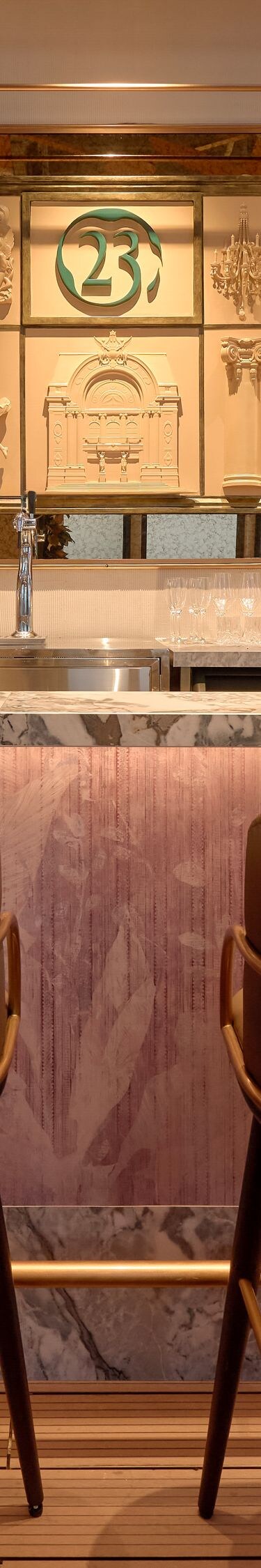 Quán bar sang trọng trên tầng thượng với ghế quầy bar đá cẩm thạch