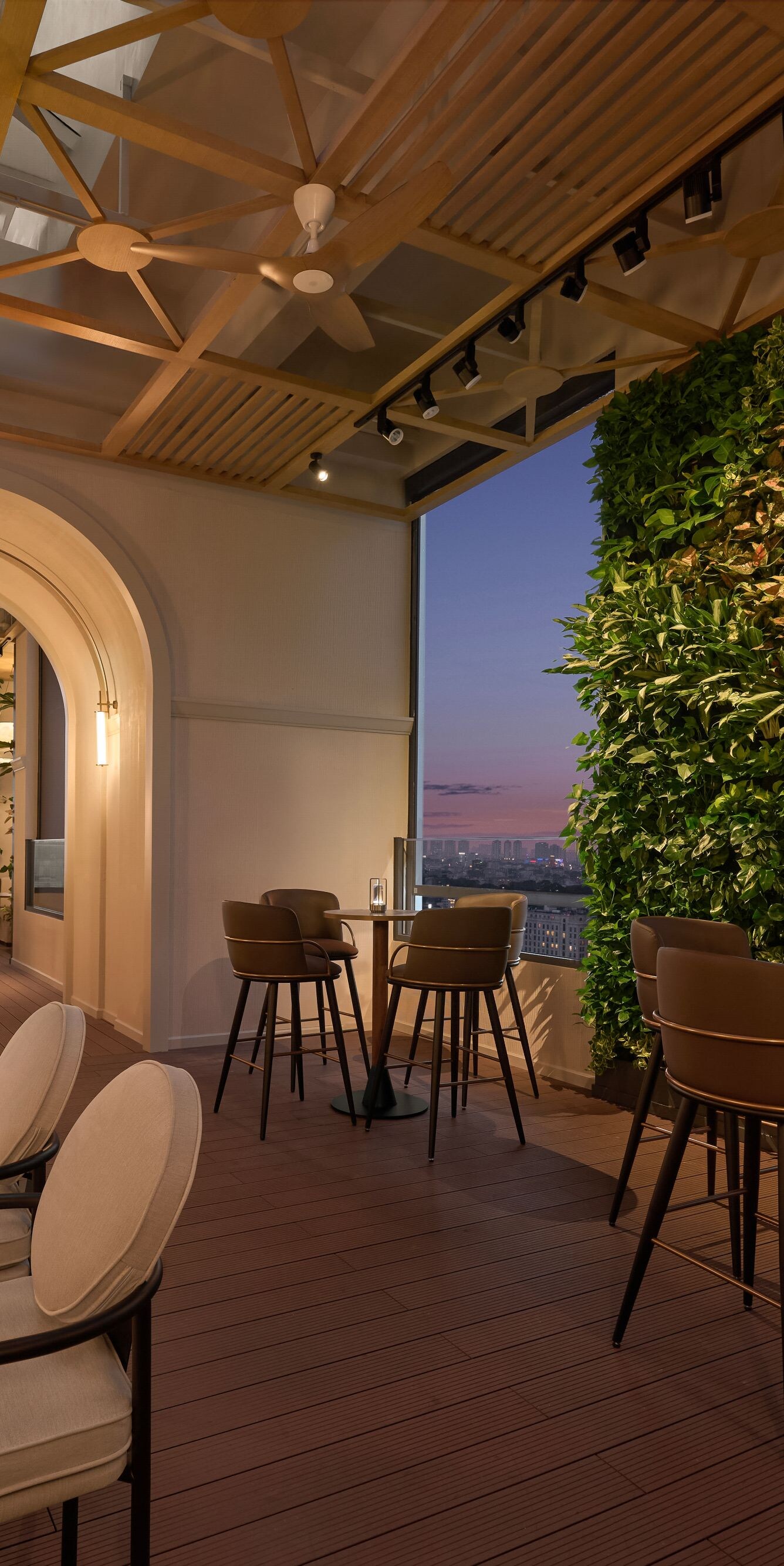 Lounge tầng thượng nhìn ra thành phố lúc hoàng hôn