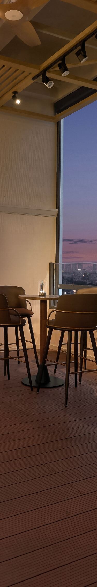 Lounge tầng thượng nhìn ra thành phố lúc hoàng hôn