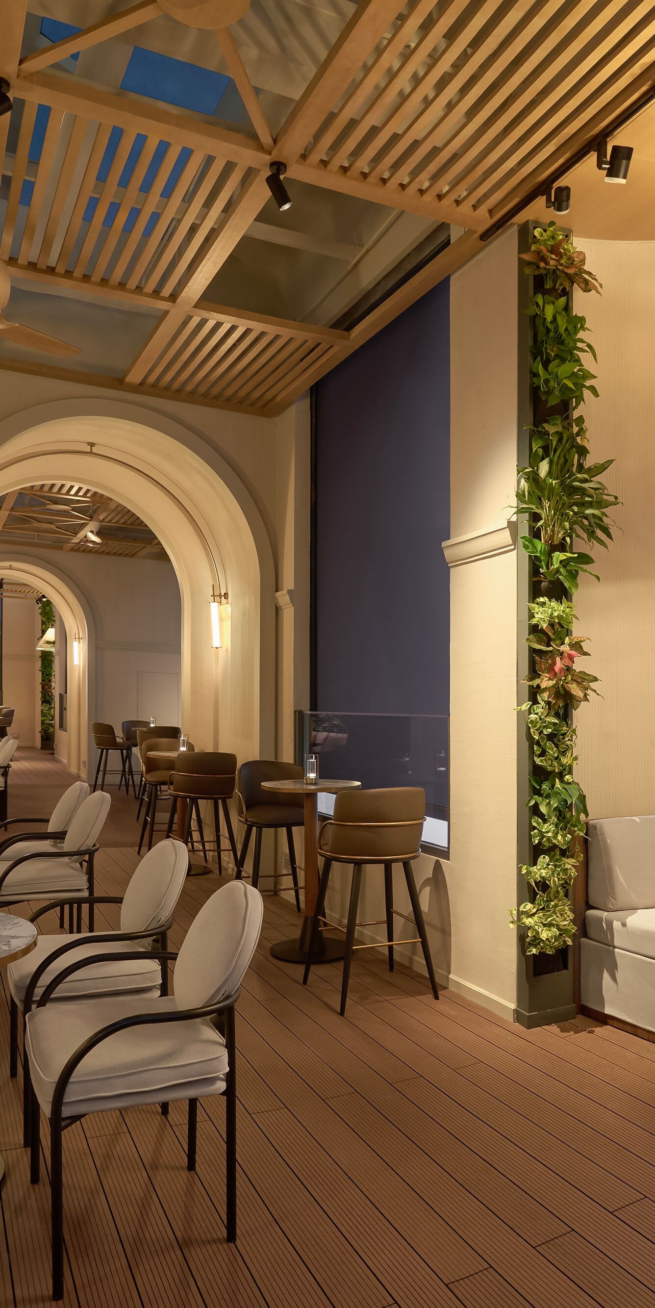 Lounge sân thượng với ghế và cảnh hoàng hôn