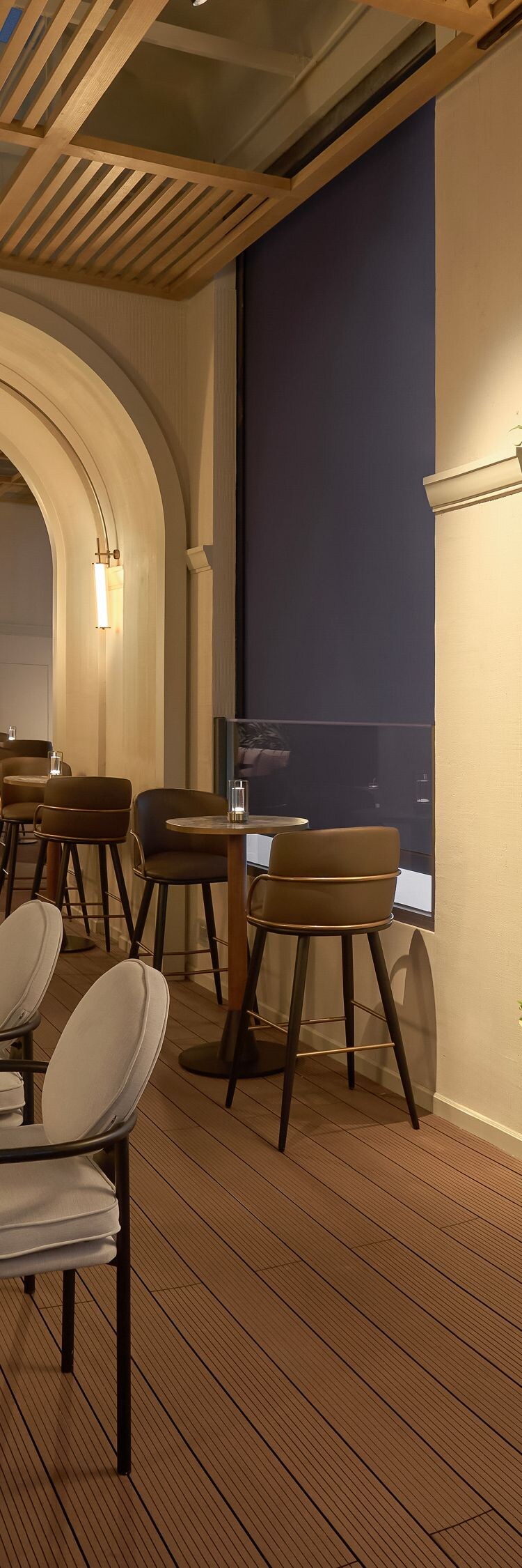 Lounge sân thượng với ghế và cảnh hoàng hôn
