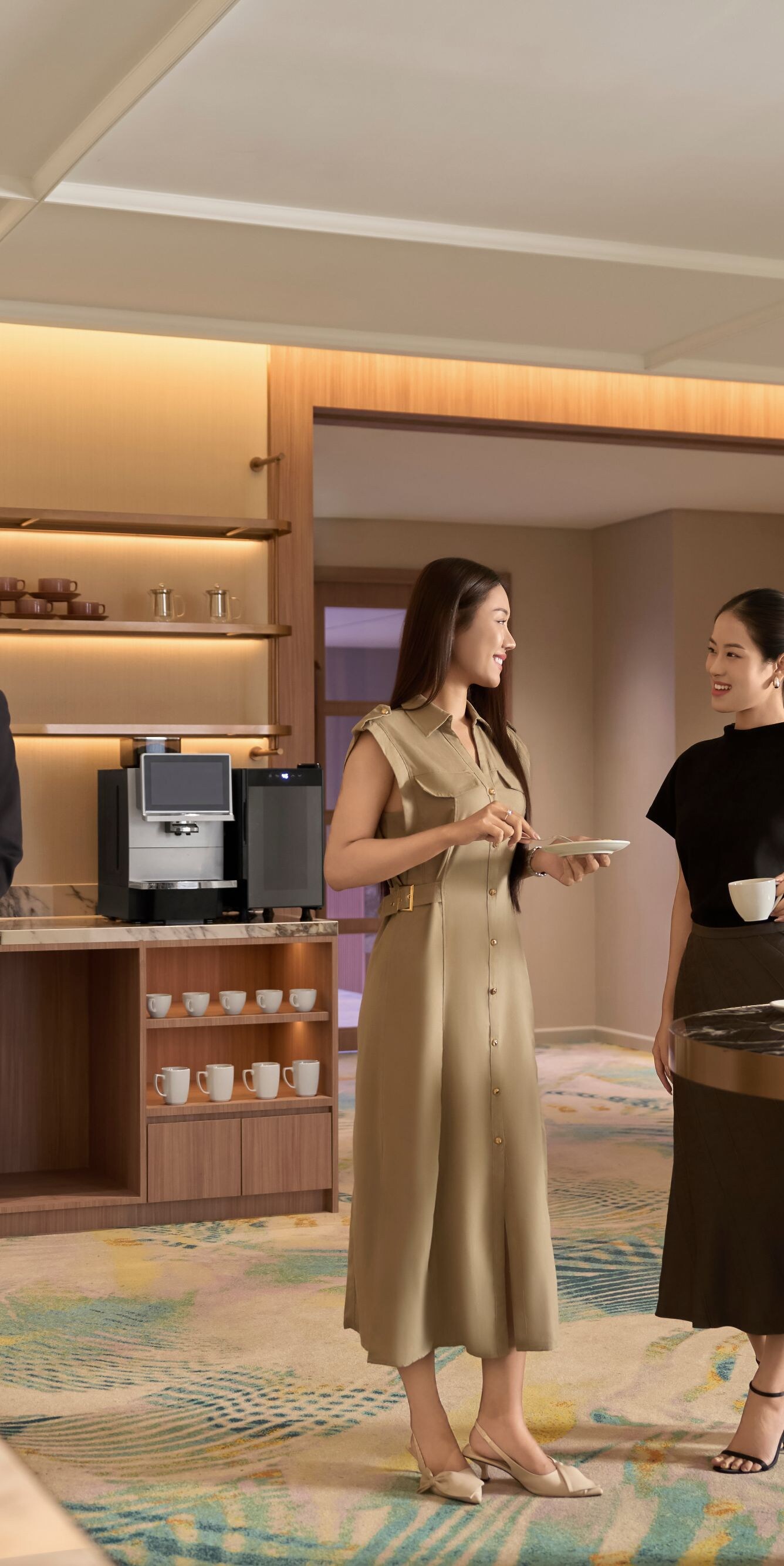 Khách đang thưởng thức đồ uống trong lounge. 