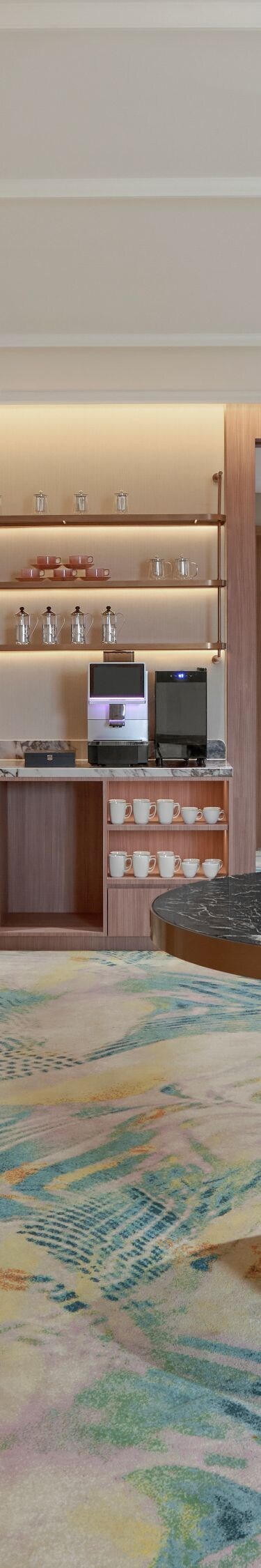 Khu vực giải khát với quầy cà phê và đồ ăn nhẹ