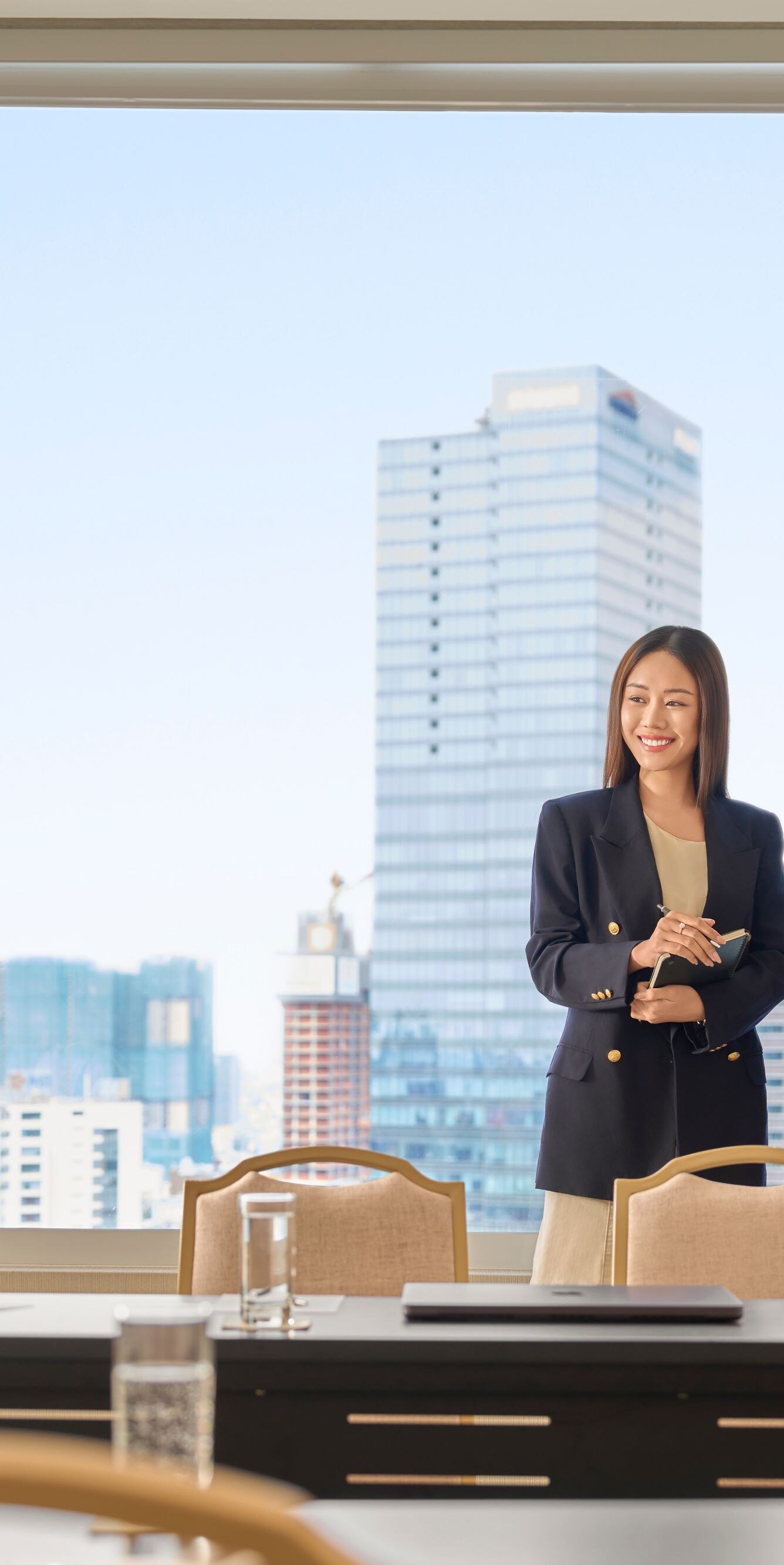 Bố cục phòng họp kinh doanh nhìn ra thành phố và người tham dự