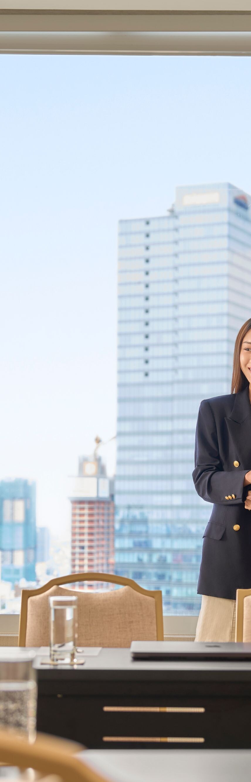 Bố cục phòng họp kinh doanh nhìn ra thành phố và người tham dự