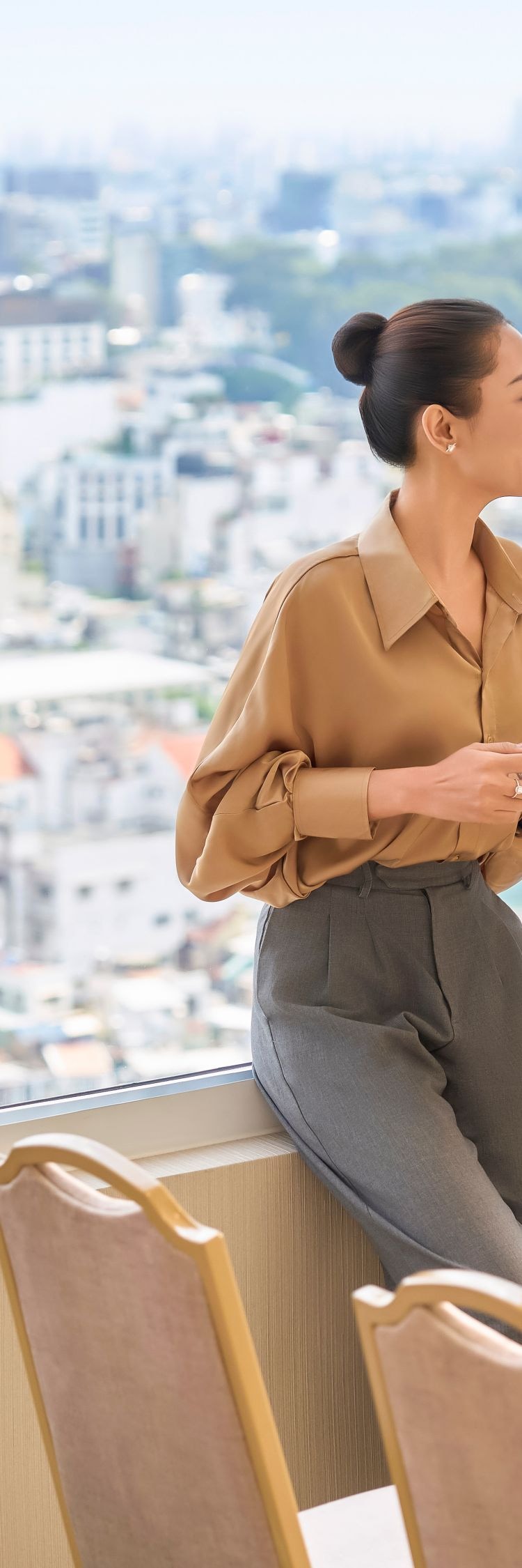 Hai vị khách đang trò chuyện bên cửa sổ phòng họp 
