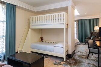 غرفة بها سرير بطابقين وسرير كينج مناسبة للعائلات