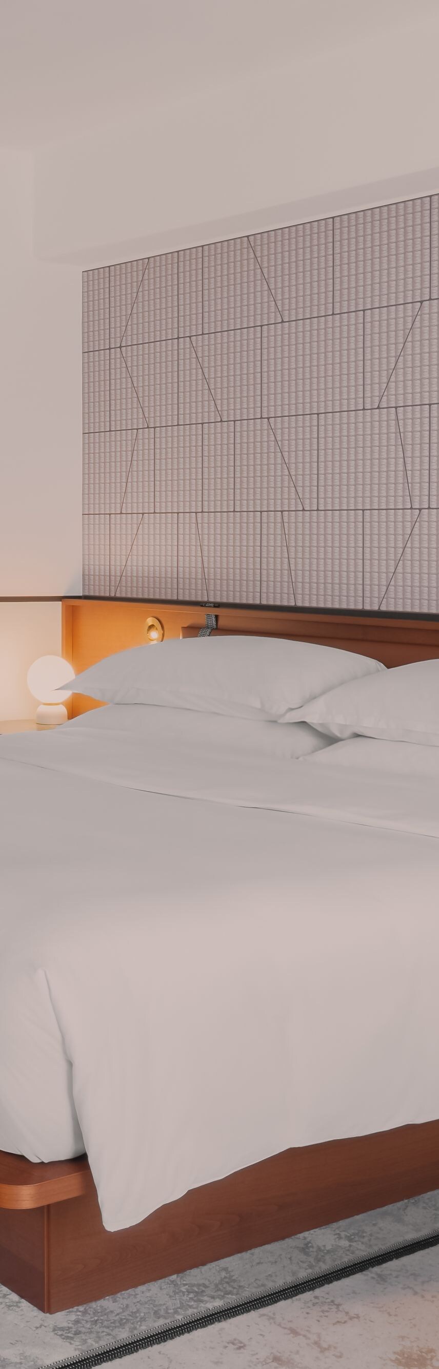 Bett in der Mitte des Zimmers