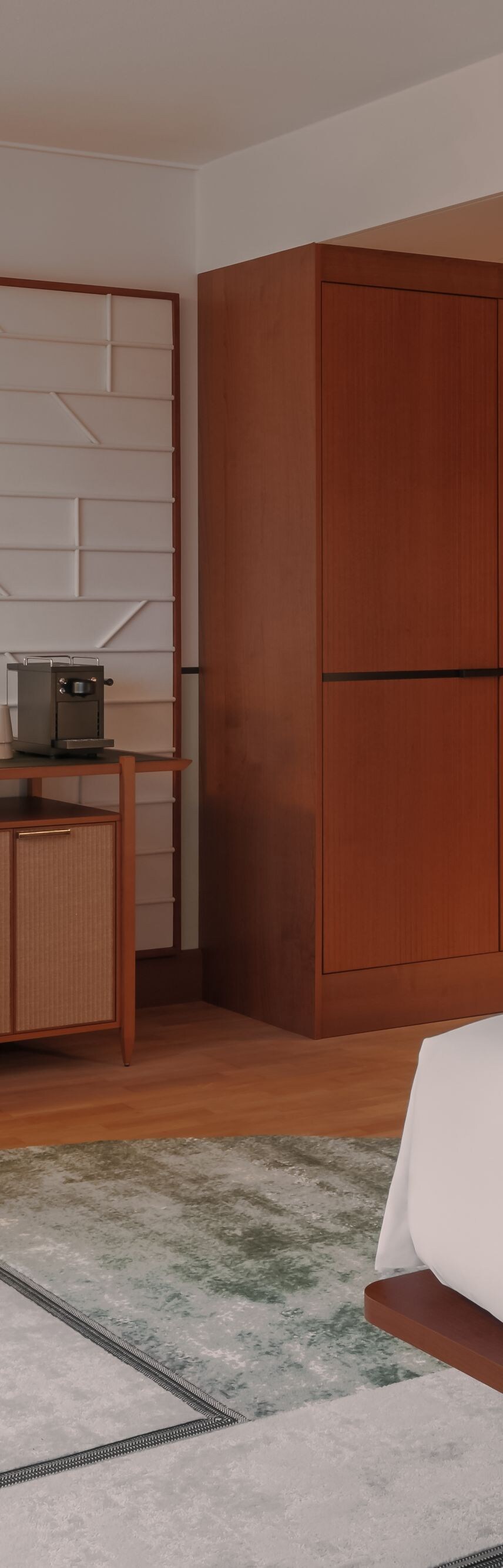 Geräumiges Zimmer mit Kingsize-Bett, Sessel und Tisch  