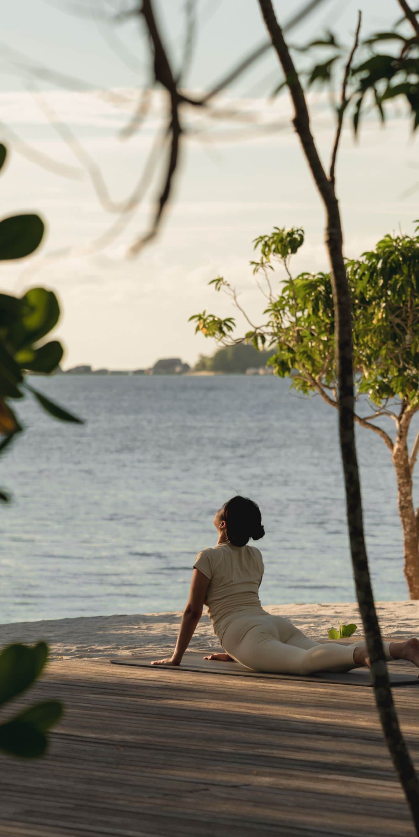 Sesi yoga di anjungan pantai