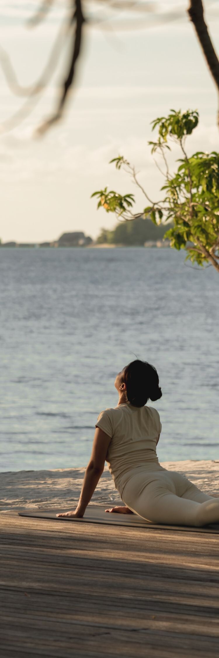 Sesi yoga di anjungan pantai