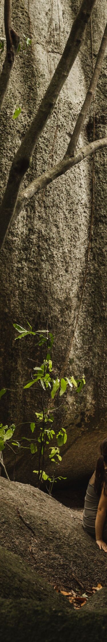 Pasangan yang sedang menjelajahi formasi batu granit