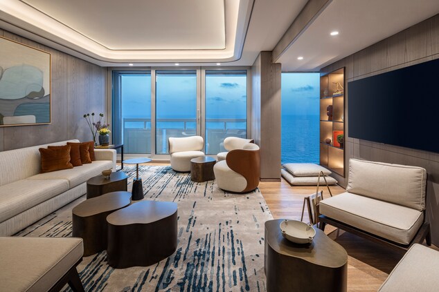 Relaxing area with sofas, TV, sea view