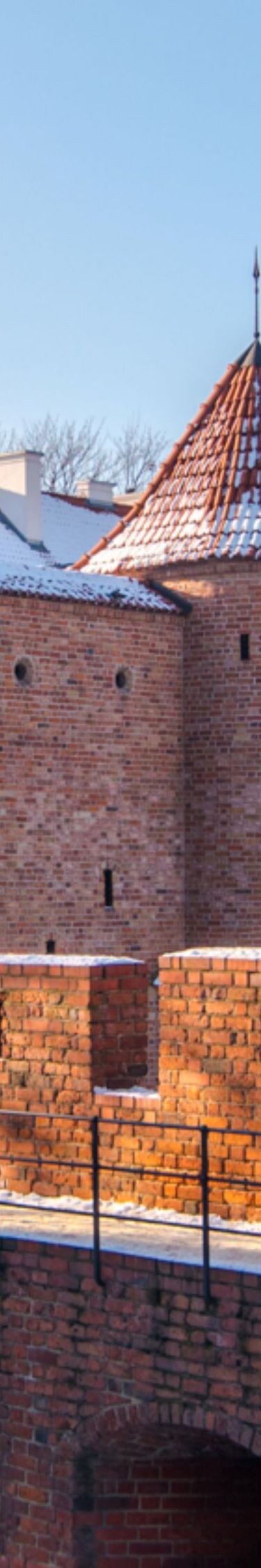 Barbakan in der winterlich verschneiten Warschauer Altstadt