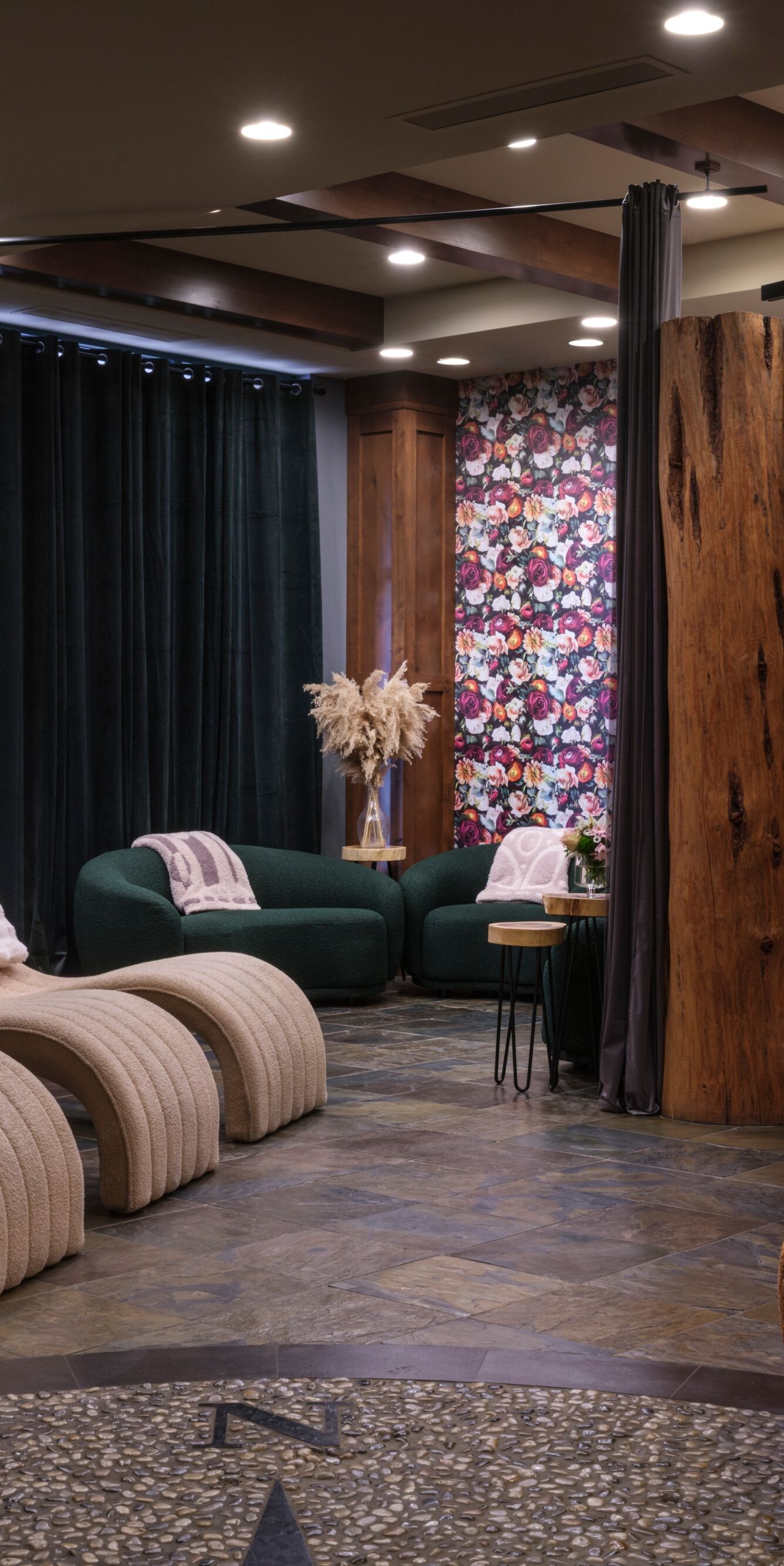 Room with lounges, seating area