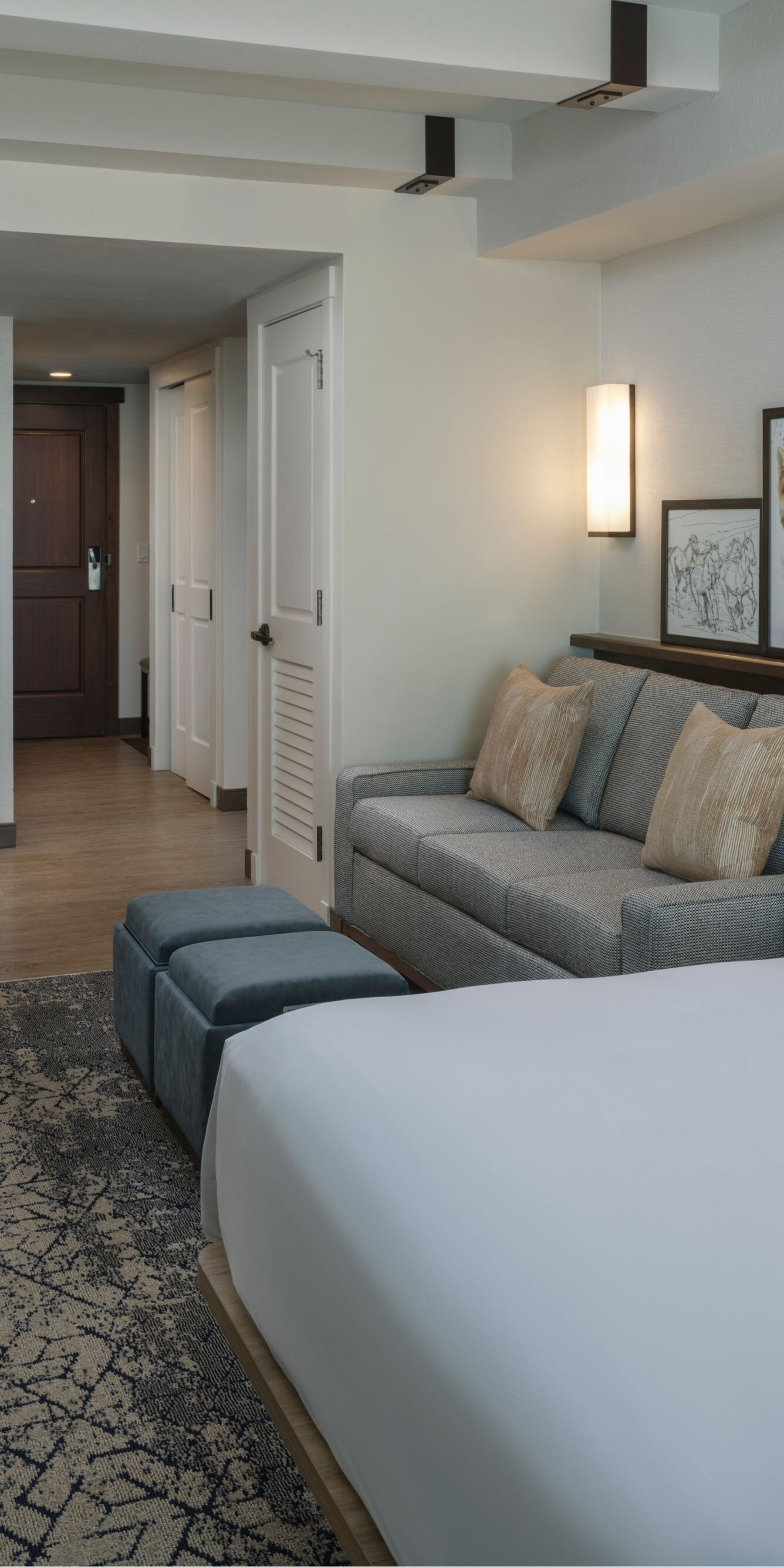 King bed, sofa, kitchenette, small dining table