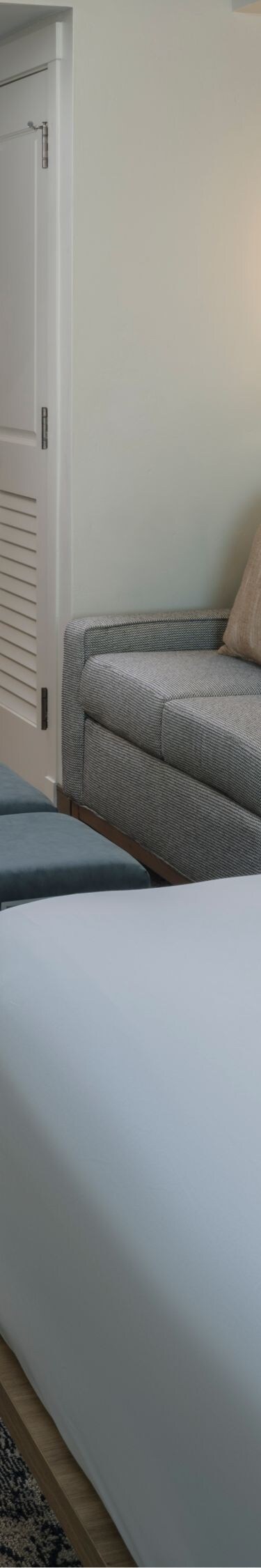 King bed, sofa, kitchenette, small dining table