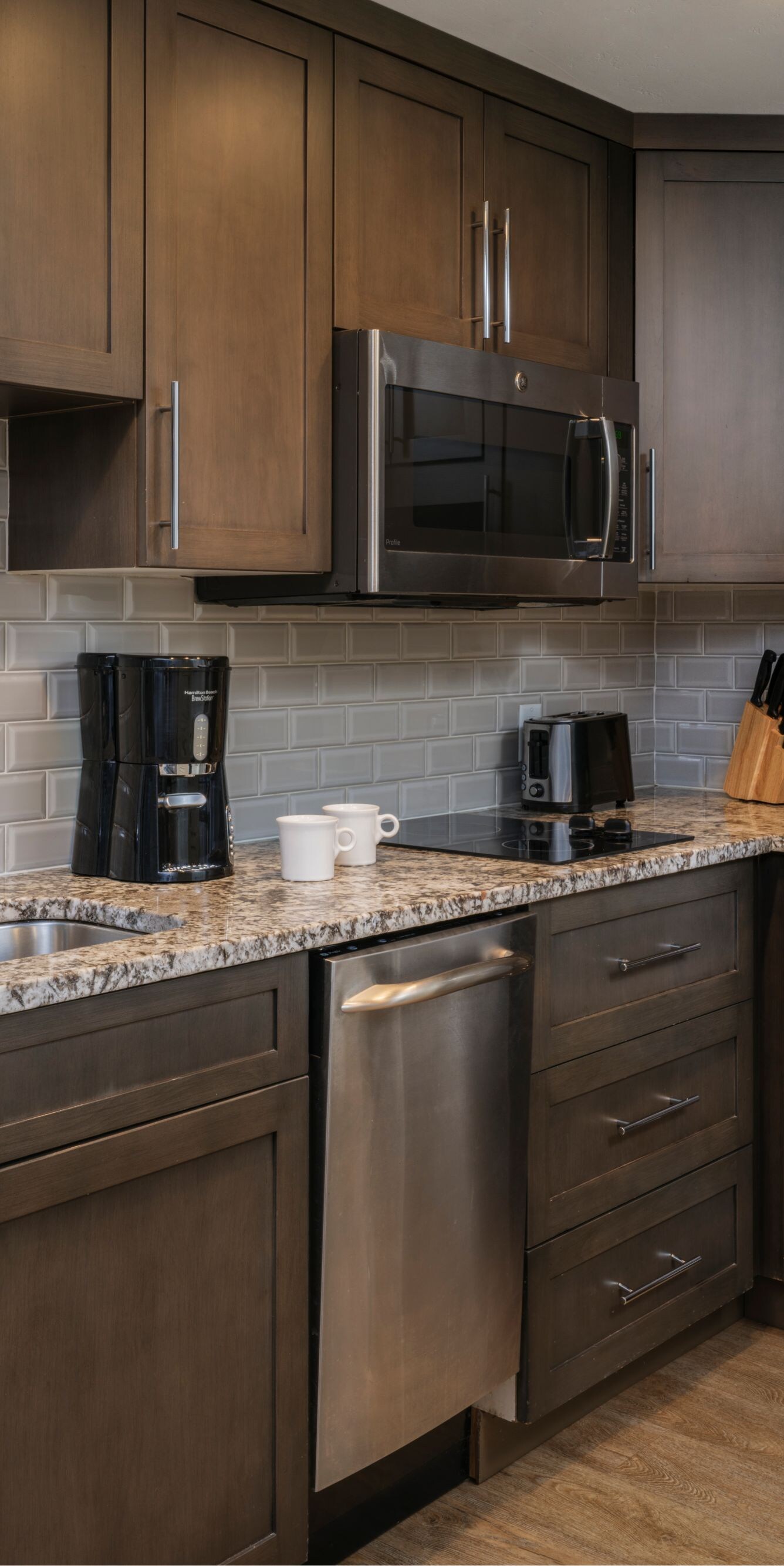 Kitchenette, fridge, cook top, microwave