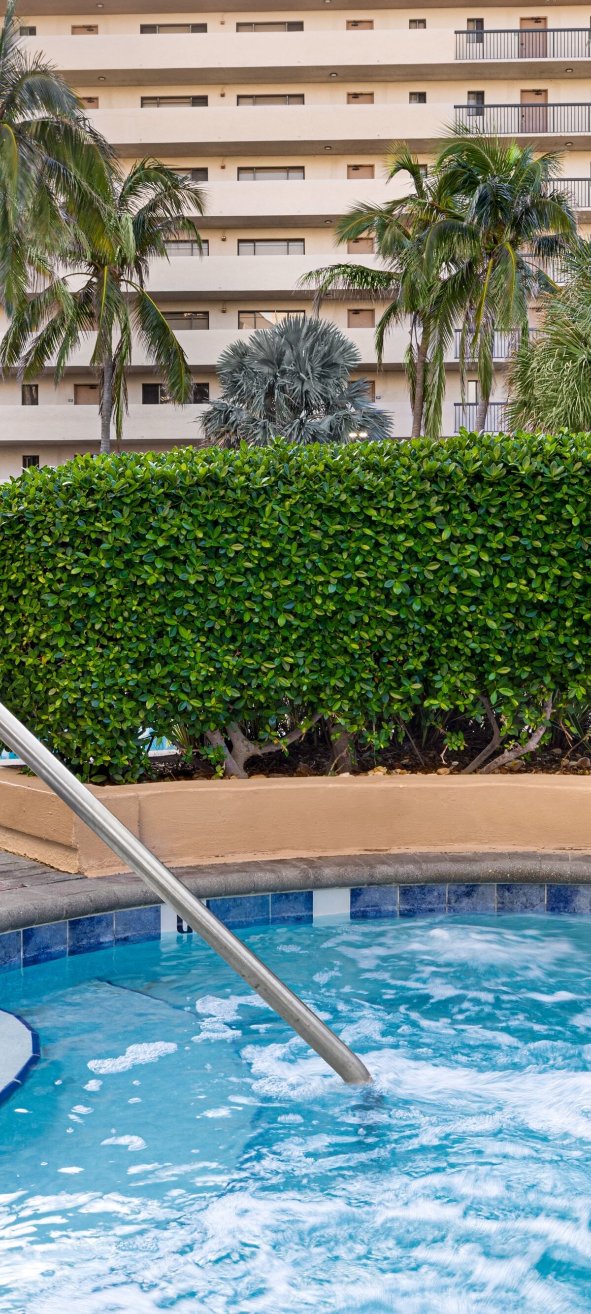 Outdoor whirlpool and main pool 