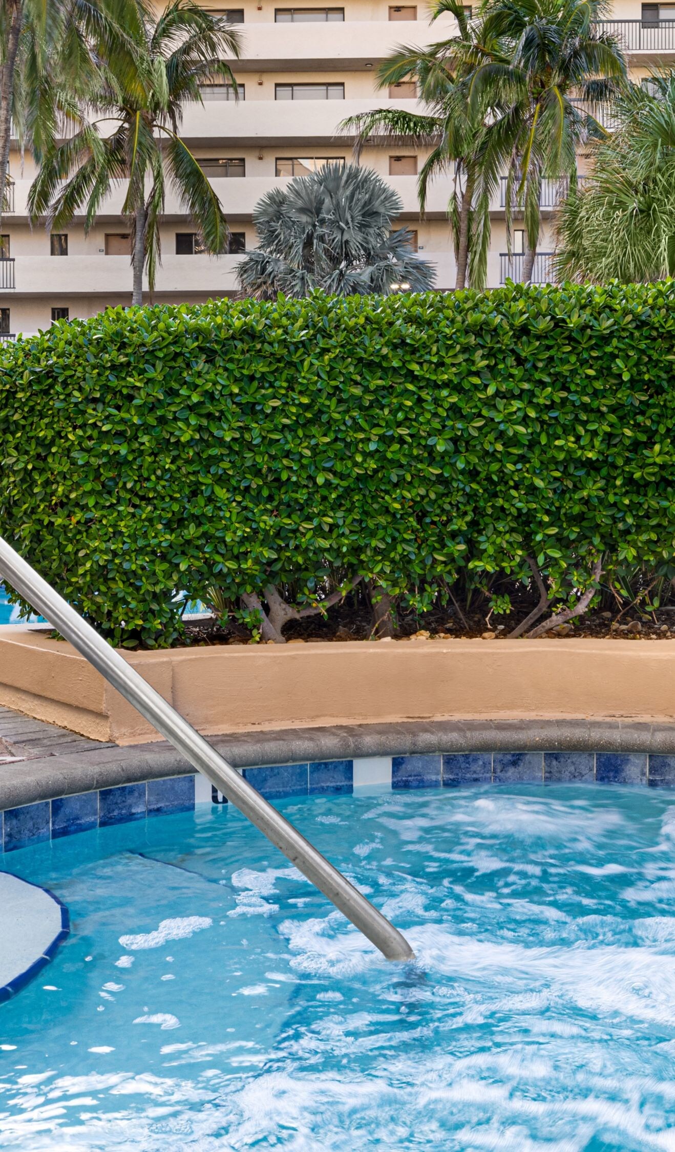 Outdoor whirlpool and main pool 