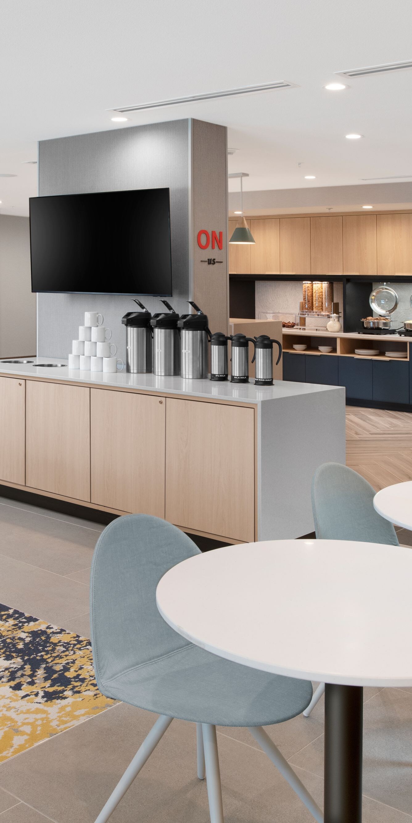 Restaurant seating with bar and breakfast area
