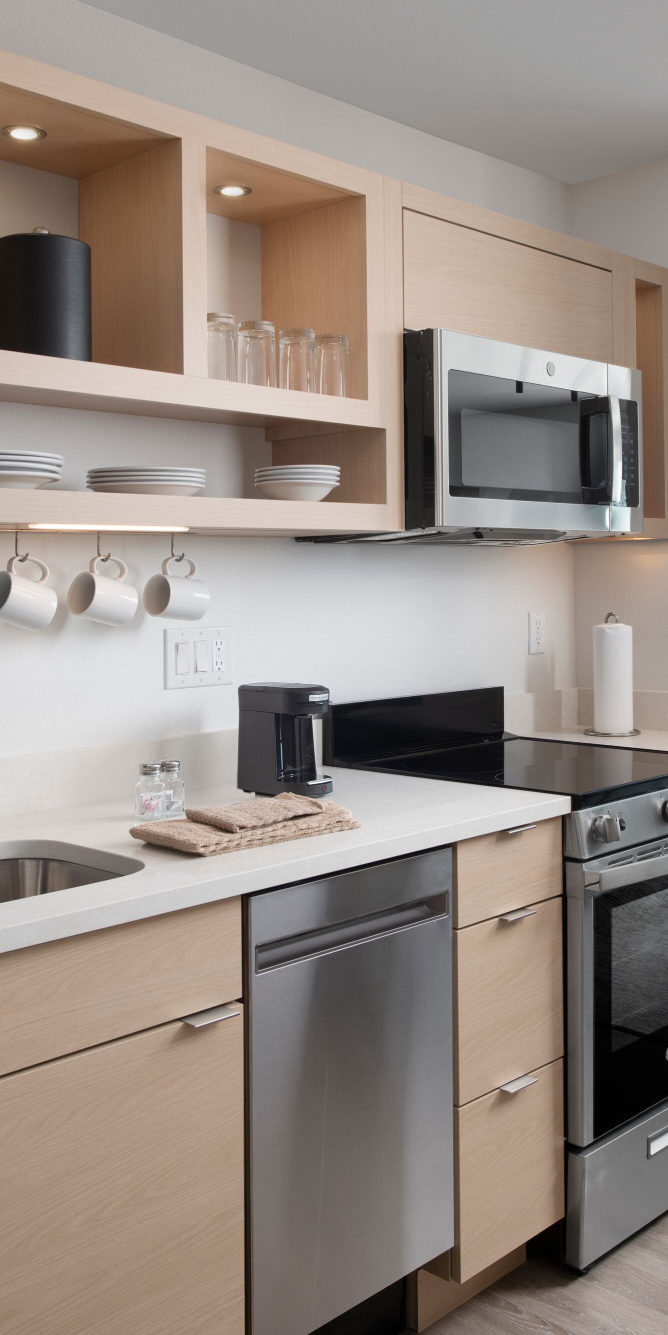 King suite full kitchen with appliances