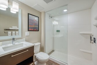 Imagen del baño con cabina de ducha.