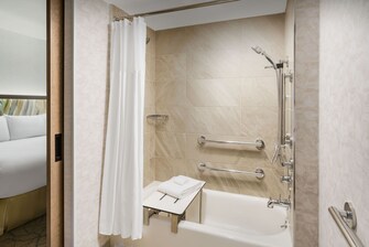 Baño con instalaciones para personas con necesidades especiales - Bañera