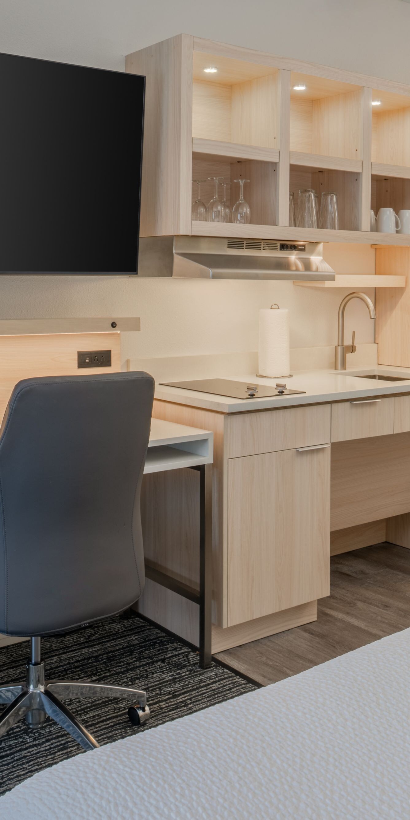 Kitchenette with desk next to it