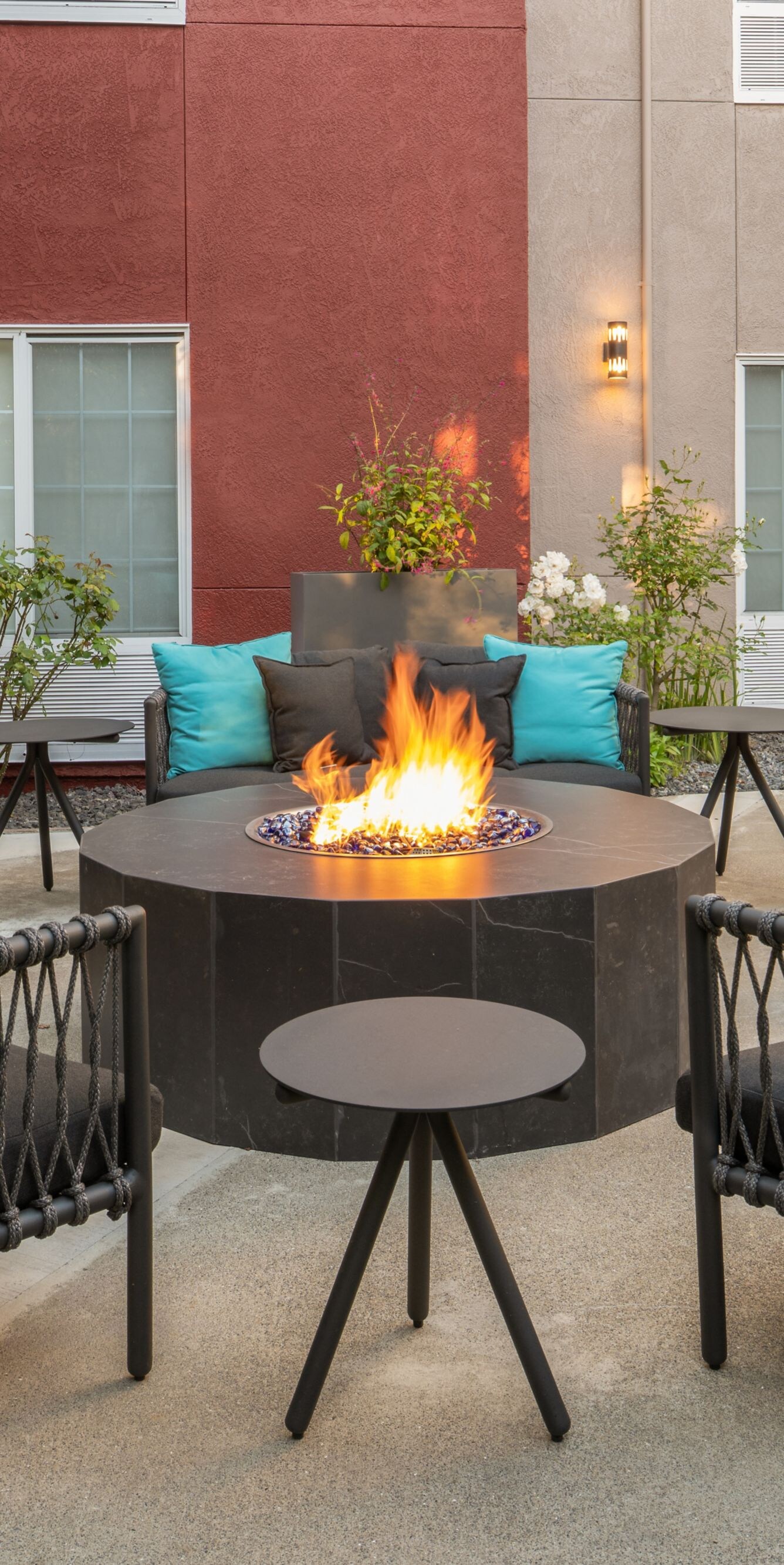 Outdoor gas fire pit with 4 chairs