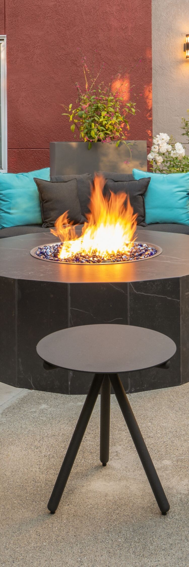 Outdoor gas fire pit with 4 chairs