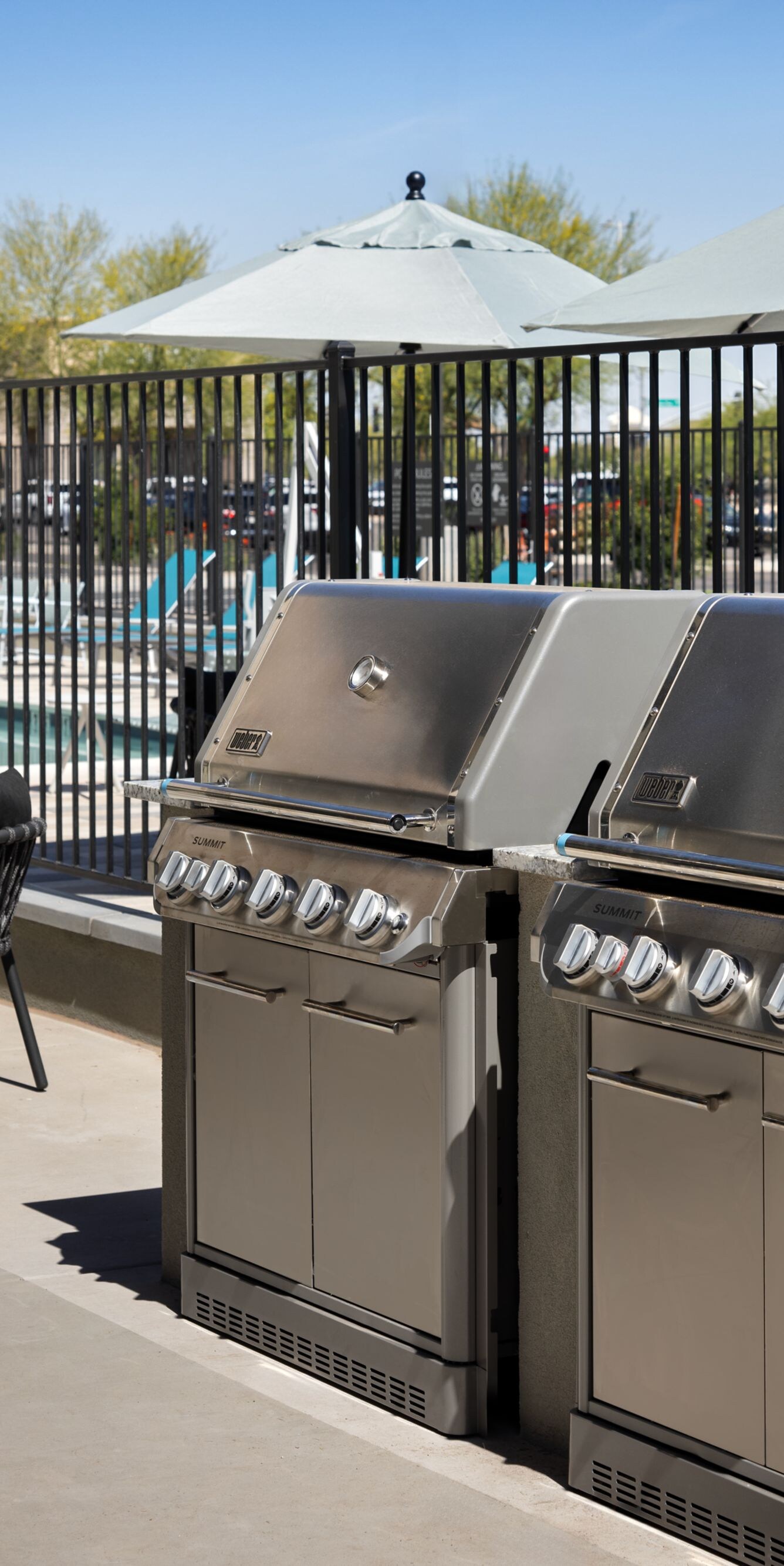 Outdoor barbecue grills