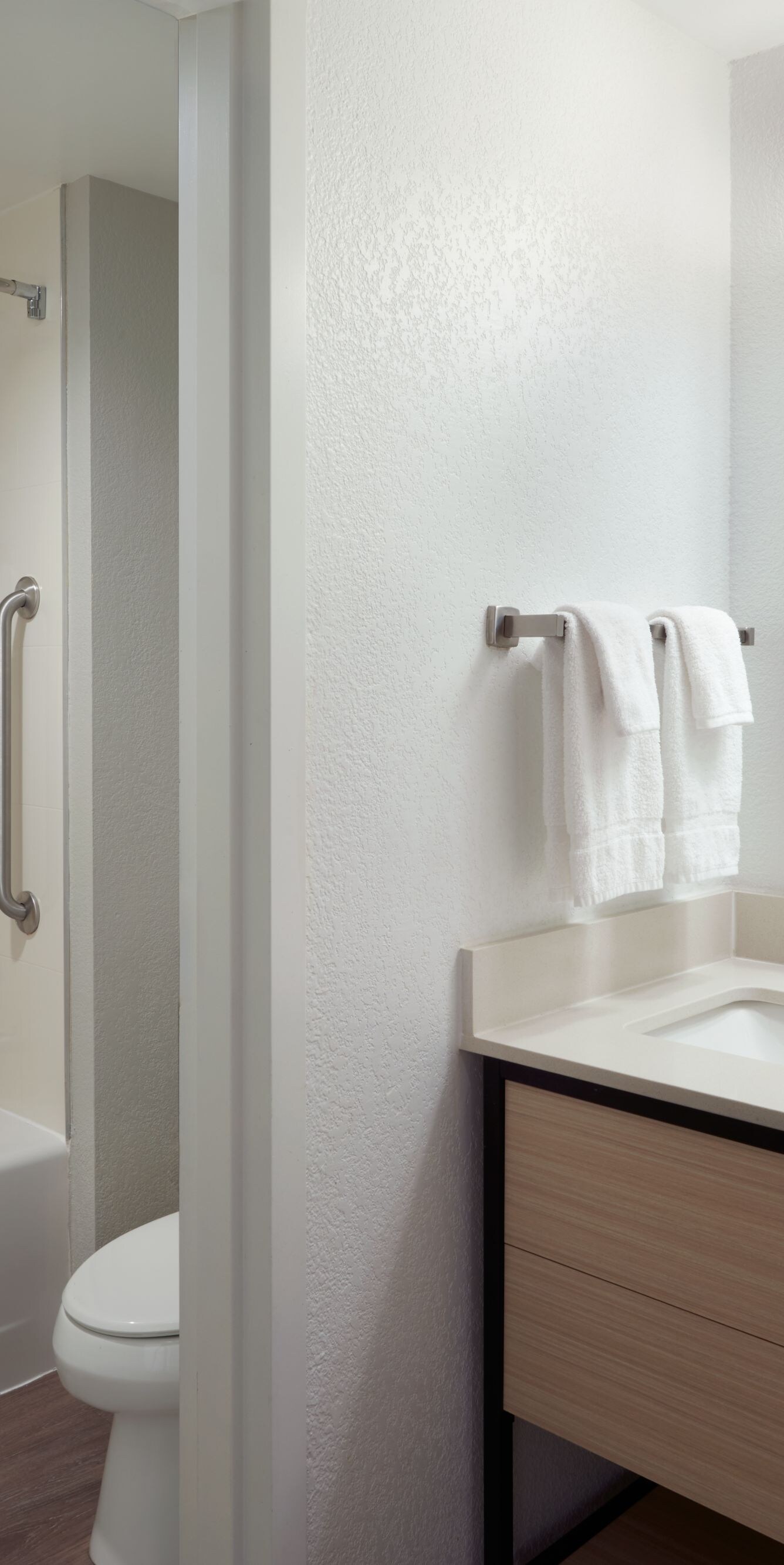 Baignoire, toilettes et coiffeuse