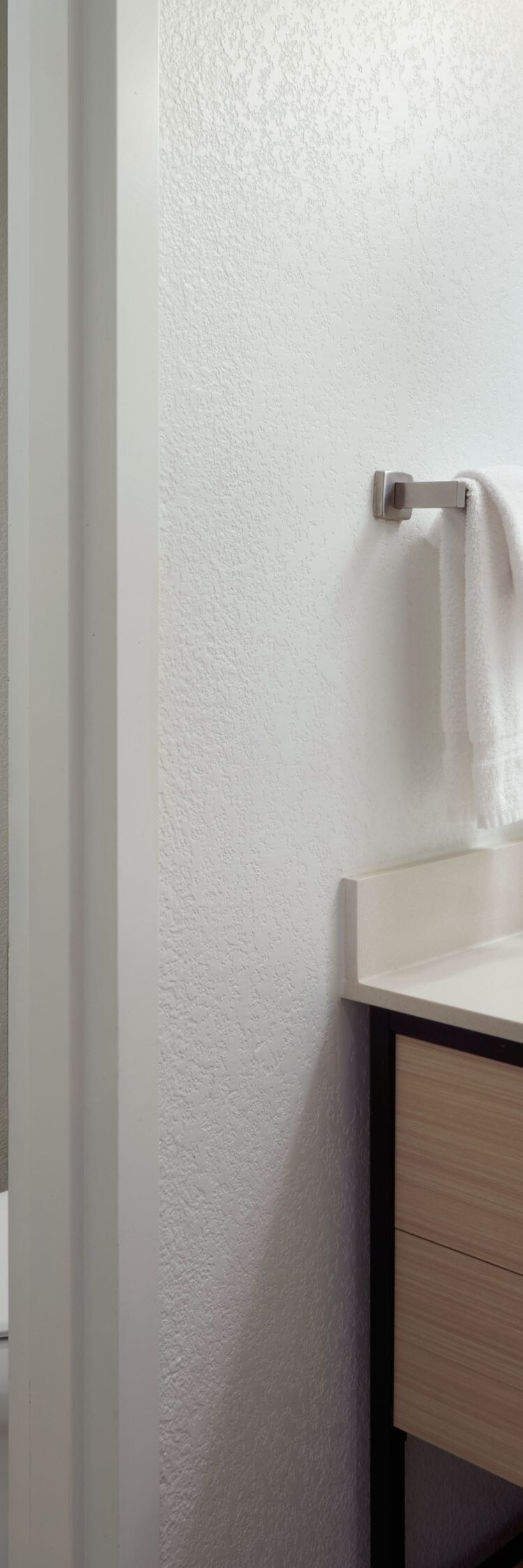 Baignoire, toilettes et coiffeuse