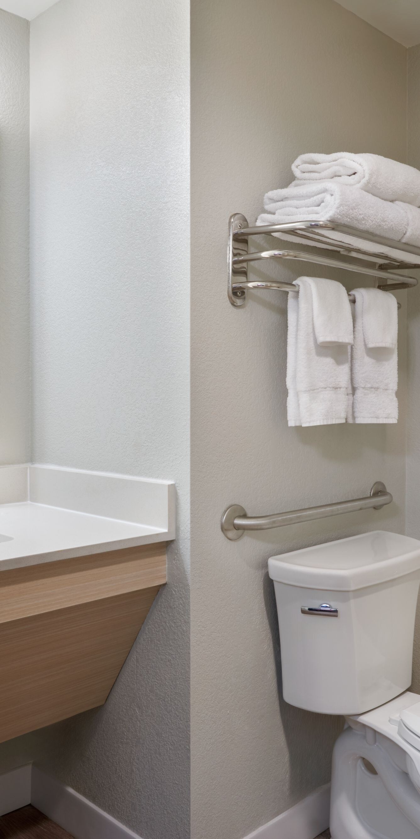 Coiffeuse et toilettes avec barres d’appui
