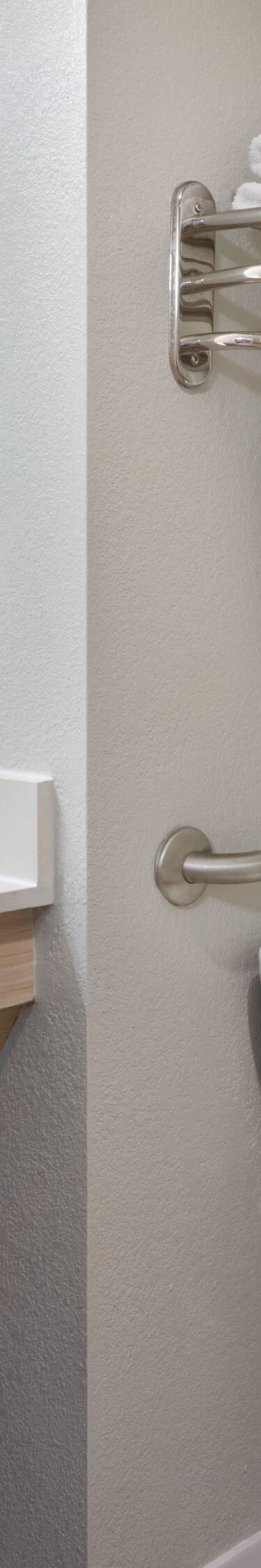 Coiffeuse et toilettes avec barres d’appui