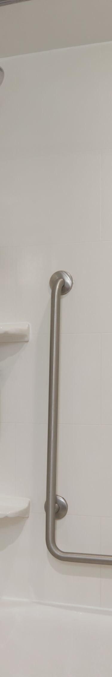 Baignoire accessible aux personnes à mobilité réduite avec barres d’appui
